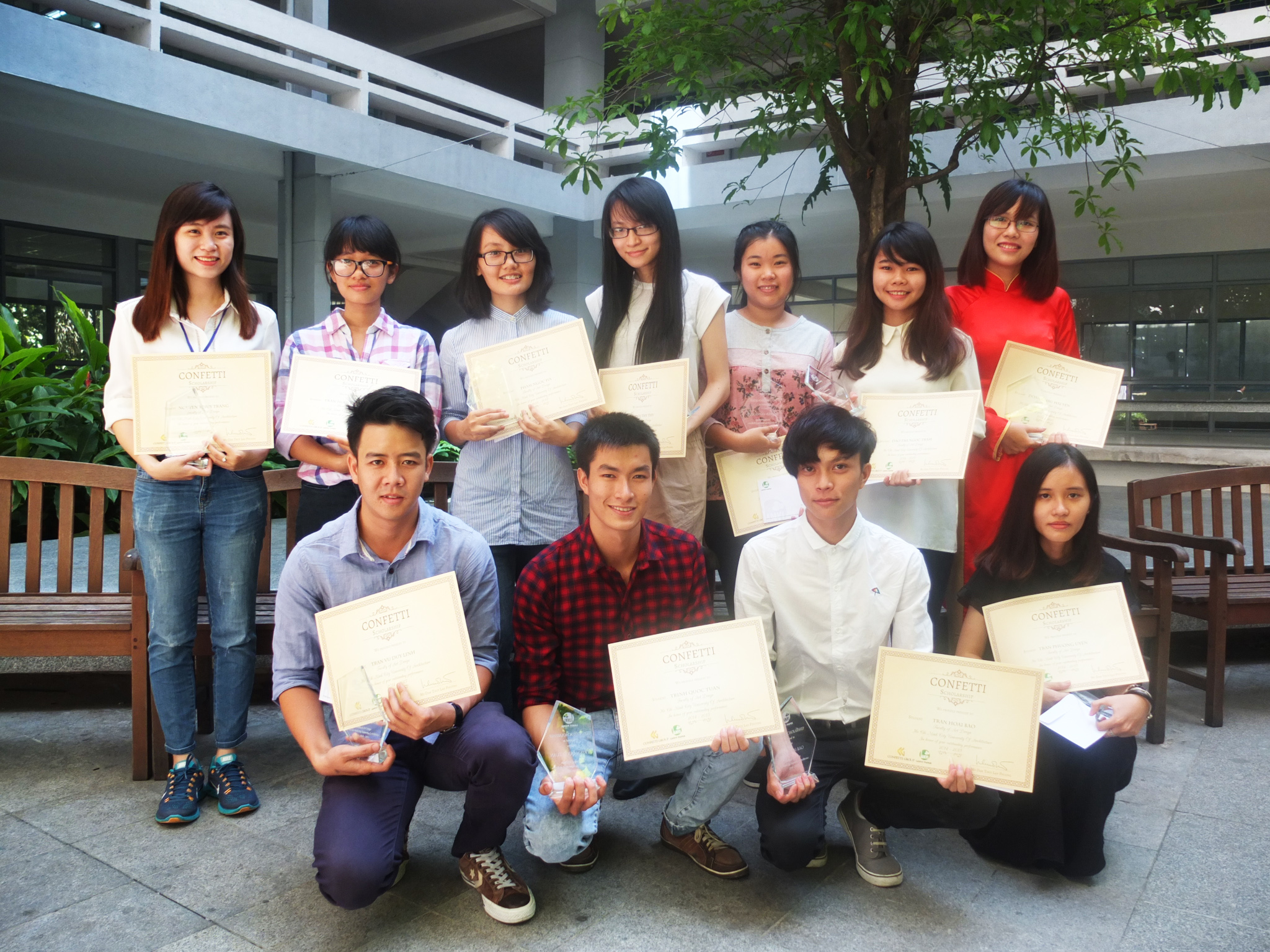 Giấy Lan Vi | Các bạn sinh viên ĐH Kiến Trúc TP.HCM nhận học bổng Confetti 2015