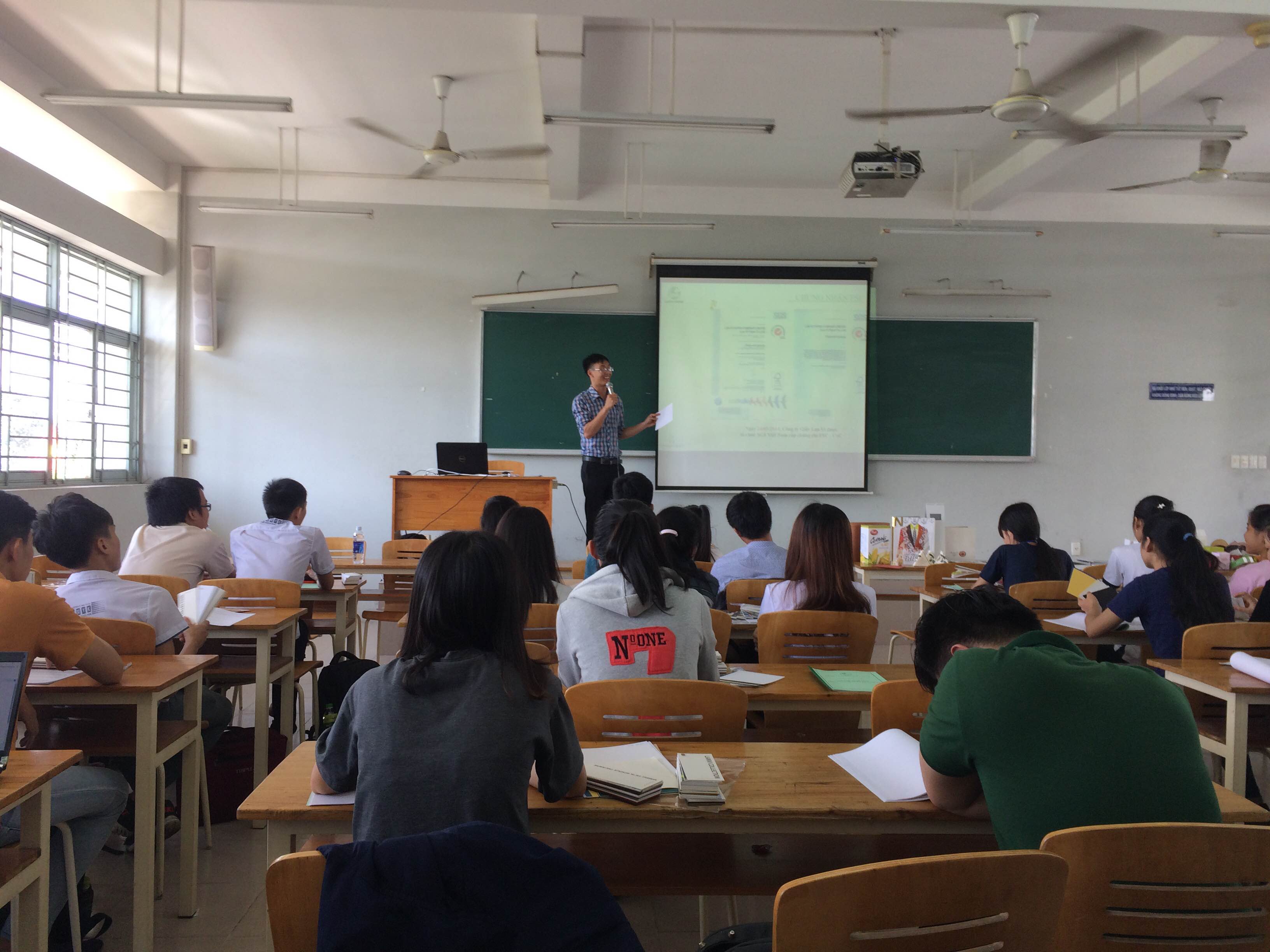 Buổi training về giấy và kĩ thuật in cho sinh viên trường ĐH SPKT TP.HCM